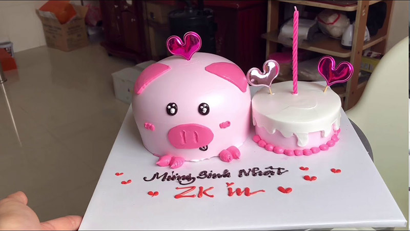 Bánh kém sinh nhật bé gái trang trí chú heo hồng