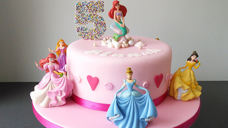 Bánh sinh nhật cho bé gái trang trí nhân vật hoạt hình
