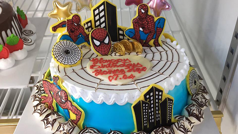 Bánh kem sinh nhật bé trai trang trí người nhện